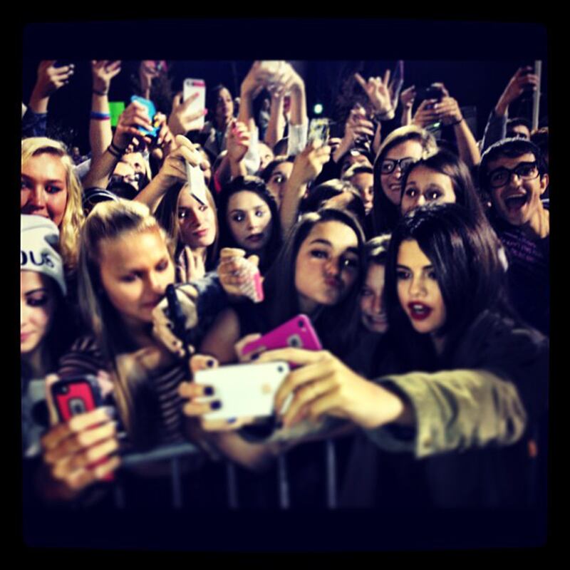 galleries/2013/10/19/nicki-minaj-s-pasties-kim-kardashian-s-butt-and-the-week-in-selfies-photos/131018-selena-gomez-selfie_yflimv