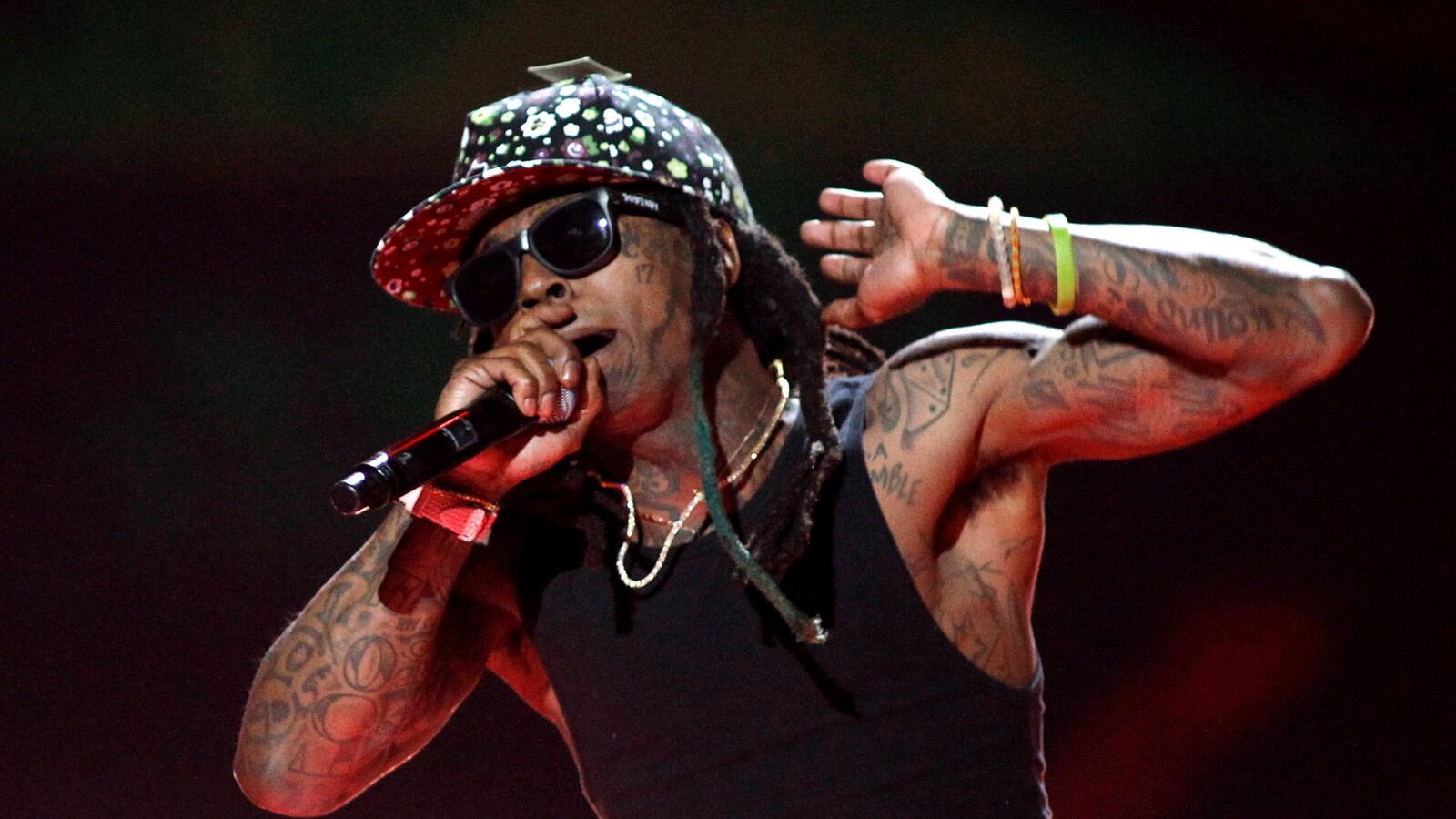 cheats/2016/06/28/lil-wayne-facing-assault-charges-says-lapd/160628-lilwayne-assault-lapd-cheat_xcqpvf