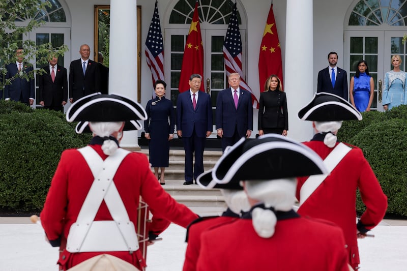 US President Donald Trump, first lady Melania Trump, Chinese President Xi Jinping, his wife, Peng Liyuan, US Vice President JD Vance, his wife, Usha Vance, Ivanka Trump, Politburo Standing Committee member Cai Qi and China's Foreign Minster Wang Yi attend a ceremony at the colonnade in the White House in Washington, D.C., US, September 24, 2026. REUTERS/Jonathan Ernst