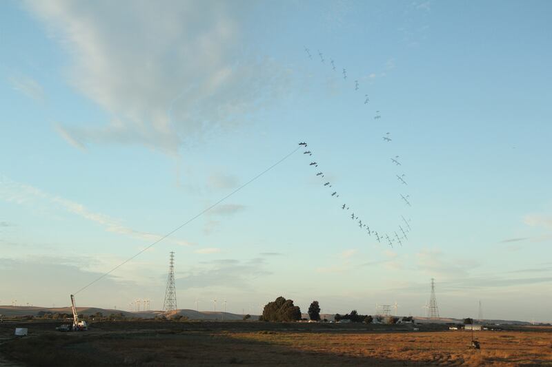 articles/2013/05/28/google-buys-flying-wind-turbine-company-makani-power/130528-makani-power-embed_cygrfl