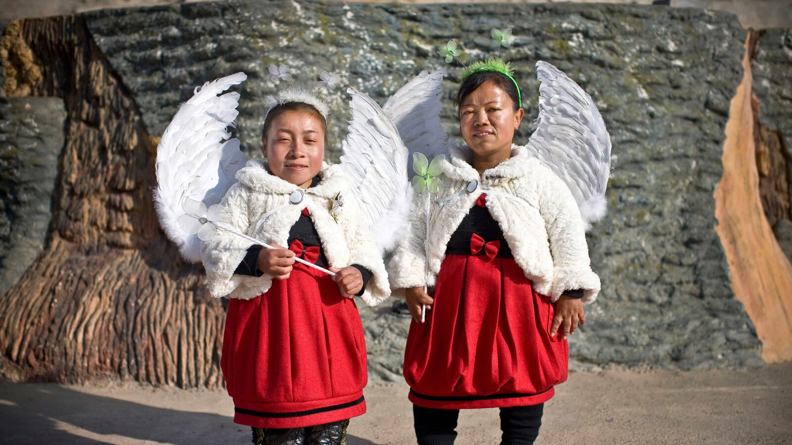 articles/2014/06/05/china-has-a-dwarf-amusement-park/140604-strochlic-china-tease_dlsfln