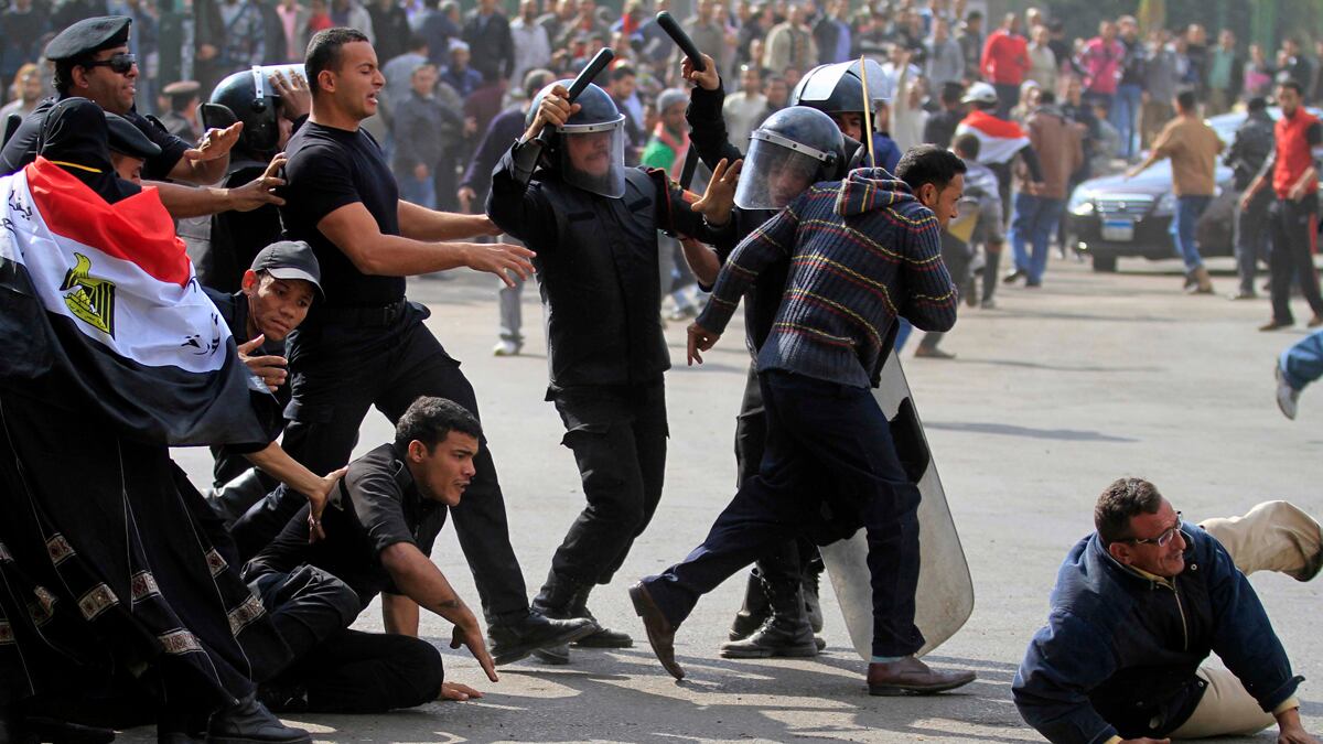 cheats/2011/11/19/egyptian-protesters-clash-with-police/egypt-police-clash-with-protestors-november-cheat_inhovn