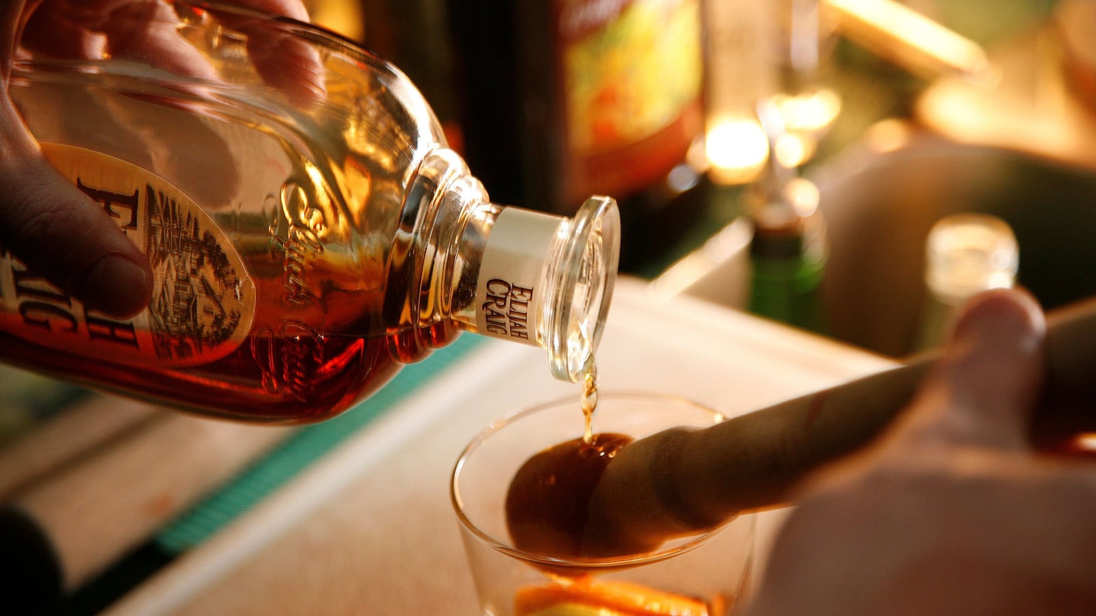 articles/2014/03/29/hillbilly-heaven-the-history-of-small-batch-bourbon/140328-excerpt-bourbon-tease_sgl5in