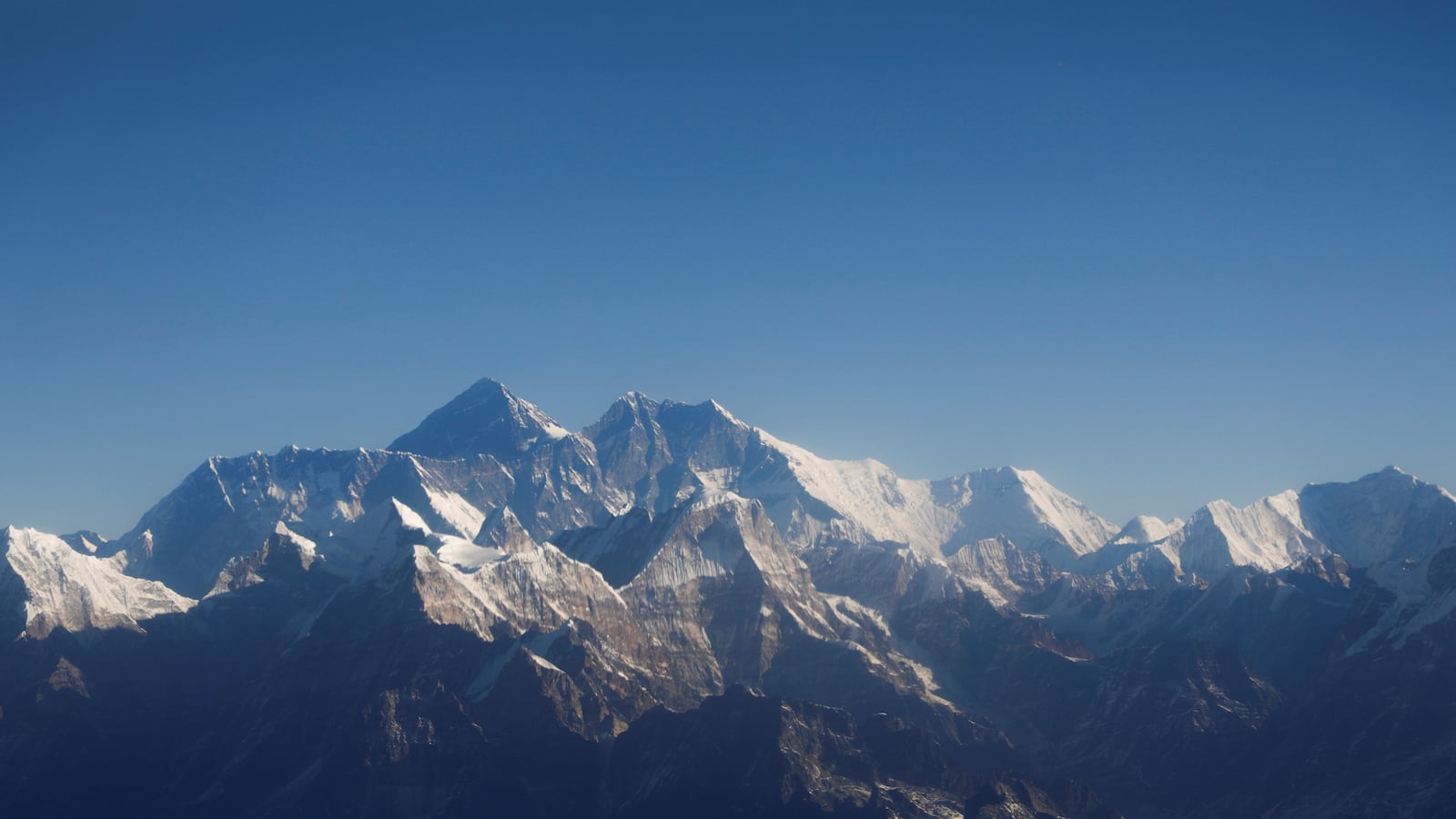 2020-01-15T065522Z_1692723256_RC26GE9KHR8Q_RTRMADP_3_NEPAL-EVEREST_gqqobe