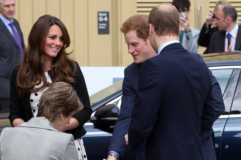 articles/2013/04/26/the-three-and-a-half-musketeers-young-royals-visit-harry-potter-studio/harry-kate-william_um2swz