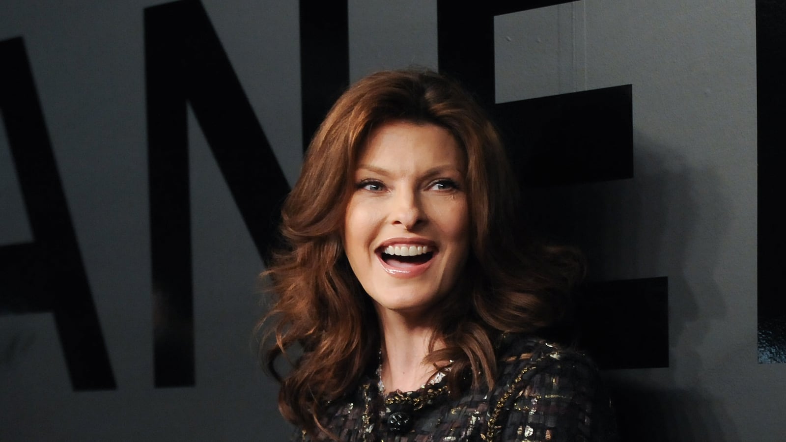 articles/2013/03/27/linda-evangelista-doesn-t-like-her-gums-vera-wang-redacts-controversial-dress-try-on-fee/130327-sidell-evangelista-tease_phajnr