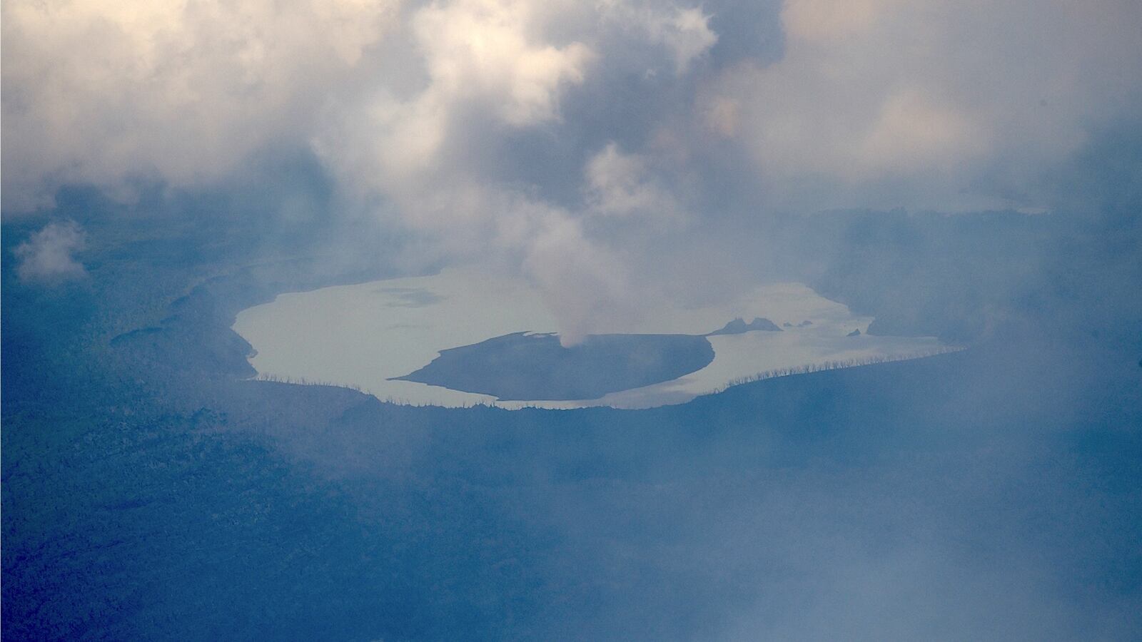 170927-vanuatu-volcano-eruption-evacuations-cheat_icfof9
