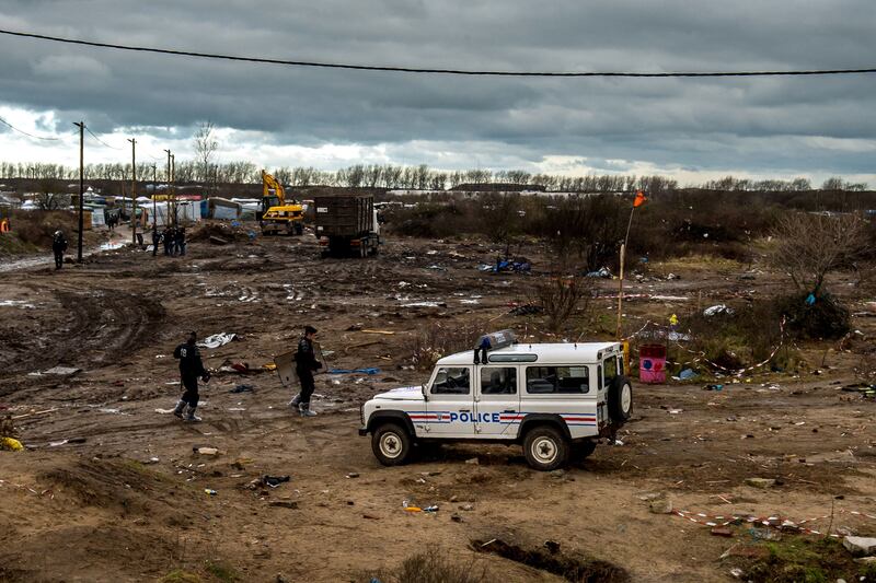 galleries/2016/03/01/police-dismantle-jungle-in-calais/160304-calais-police4_xalh2k