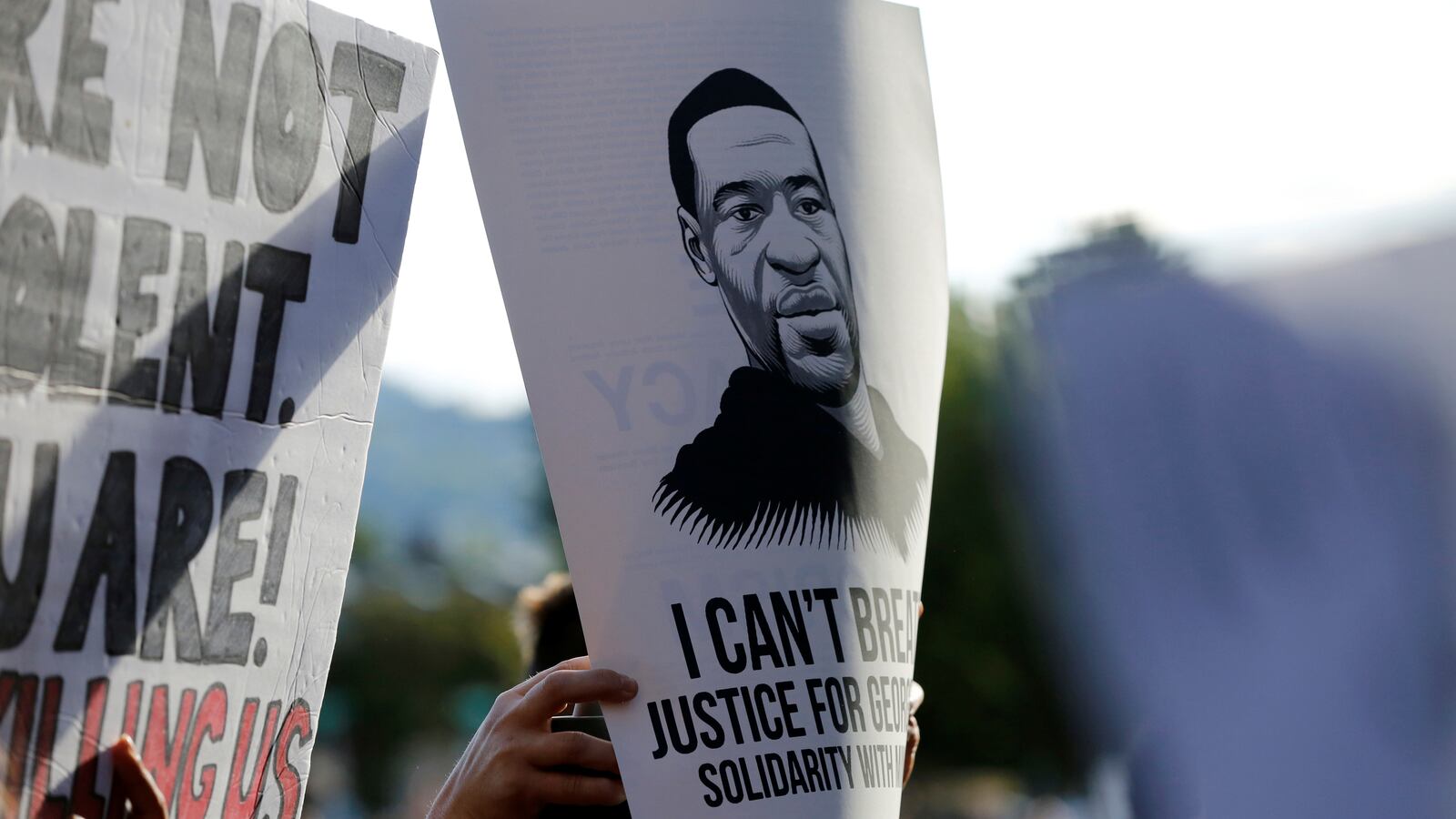 2020-06-04T043940Z_1076861590_RC242H9ATZXL_RTRMADP_3_MINNEAPOLIS-POLICE-PROTESTS-PORTLAND_kpckha