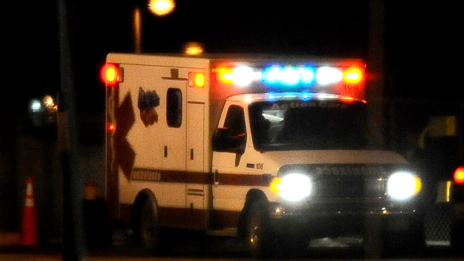 2008-12-21T120000Z_1225923335_GM1E4CL0Y7B01_RTRMADP_3_CONTINENTAL-AIRLINES-FIRE_pnmqu7