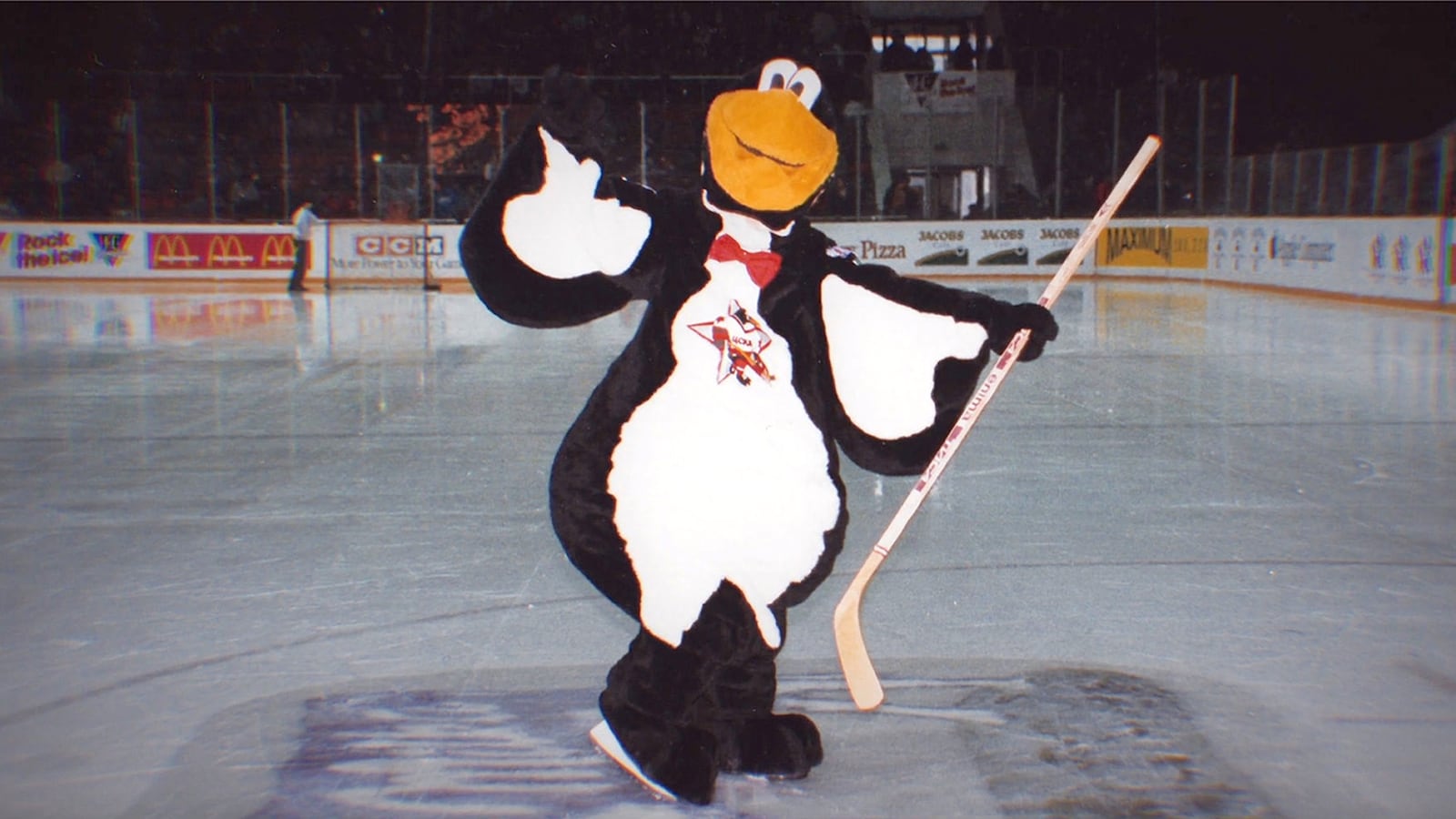 Red_Penguins_Mascot_on_the_Ice_1_xfsoig
