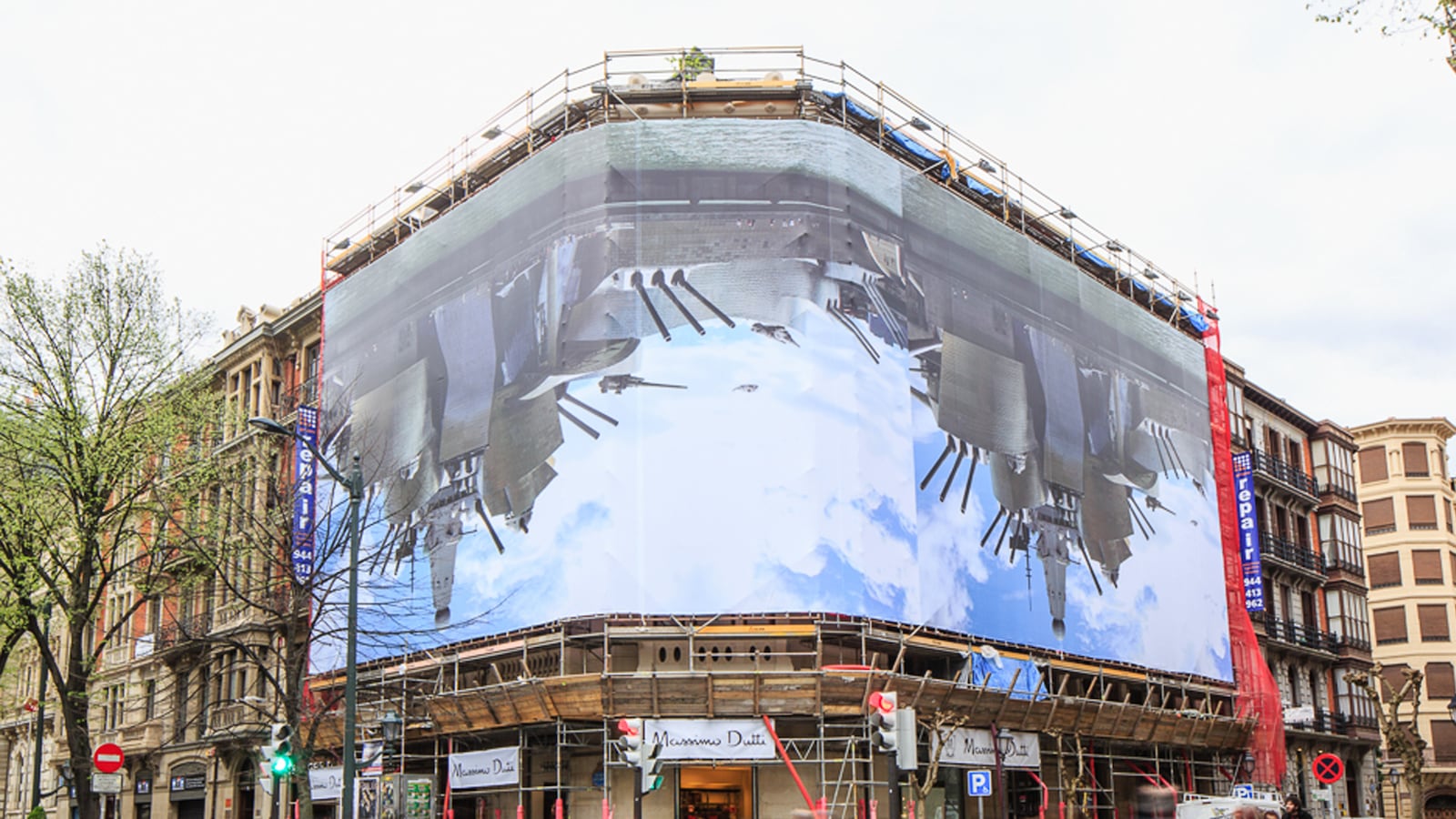 articles/2014/04/10/is-the-guggenheim-bilbao-censoring-artists/140410-guggenheim-bilbao-tease_xuetlv