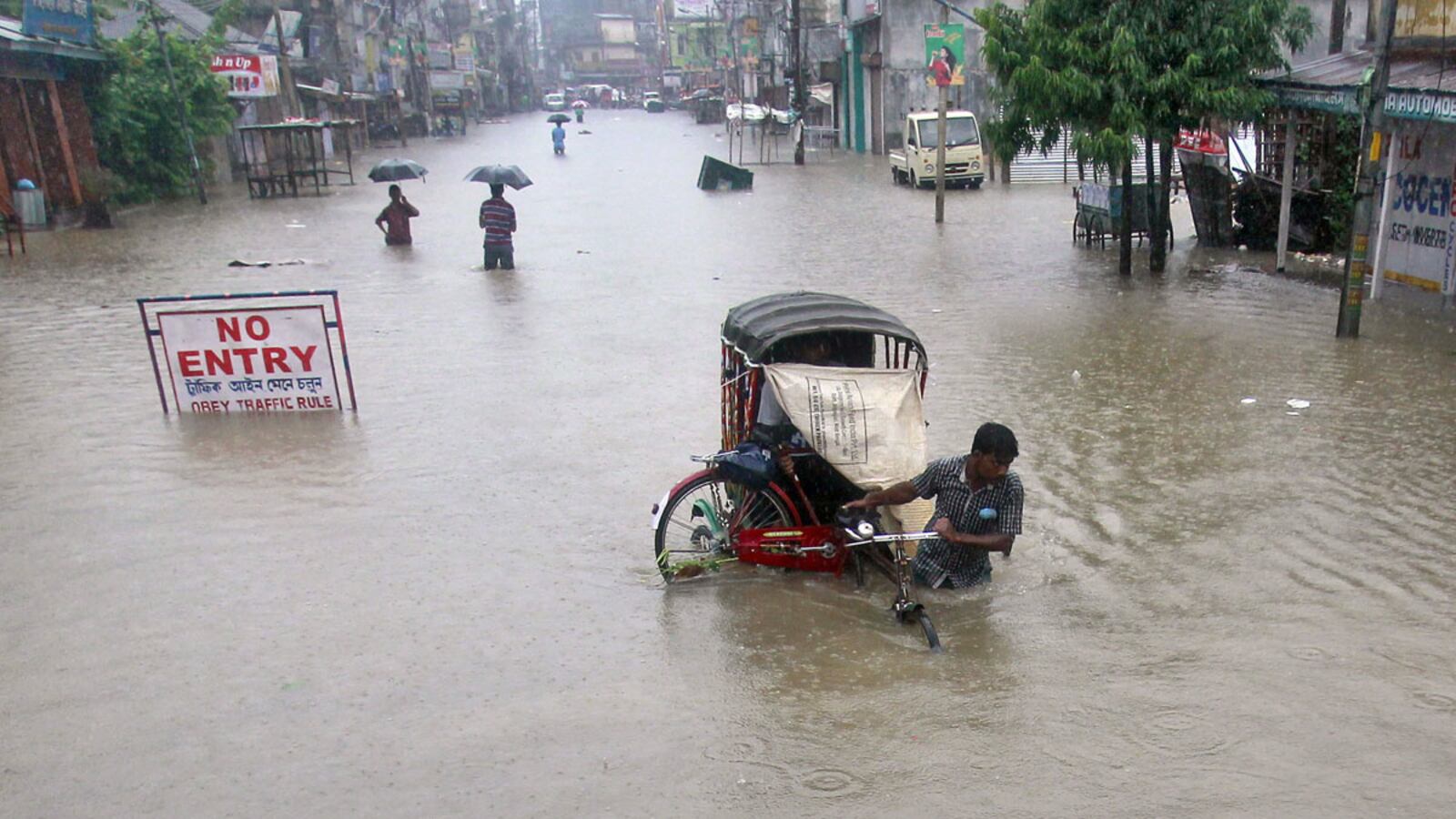 cheats/2014/08/18/160-dead-in-nepal-and-india-flooding/140818-india-floods-cheat_i8vtz3