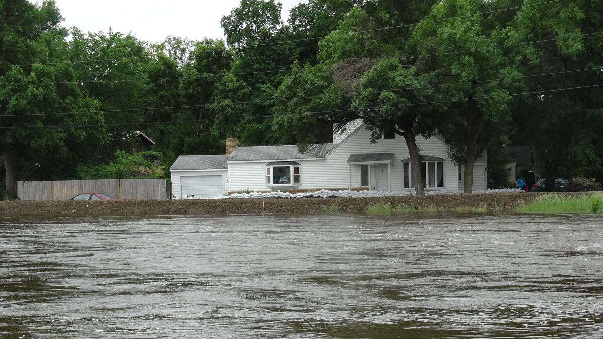 cheats/2011/06/21/thousands-flee-n-dakota-flood/north-dakota-flood-river-cheat_f2uc57