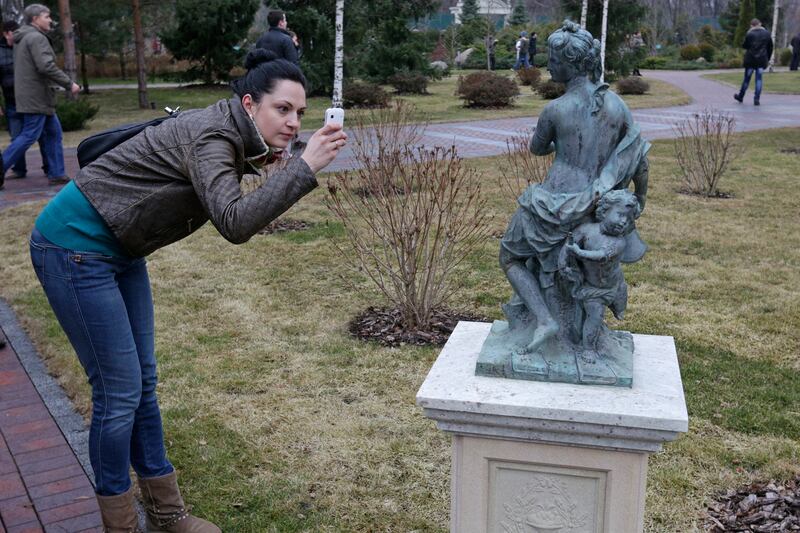 galleries/2014/02/23/inside-yanukovych-s-palace-photos/140223-ukraine-palace6_s7kngo