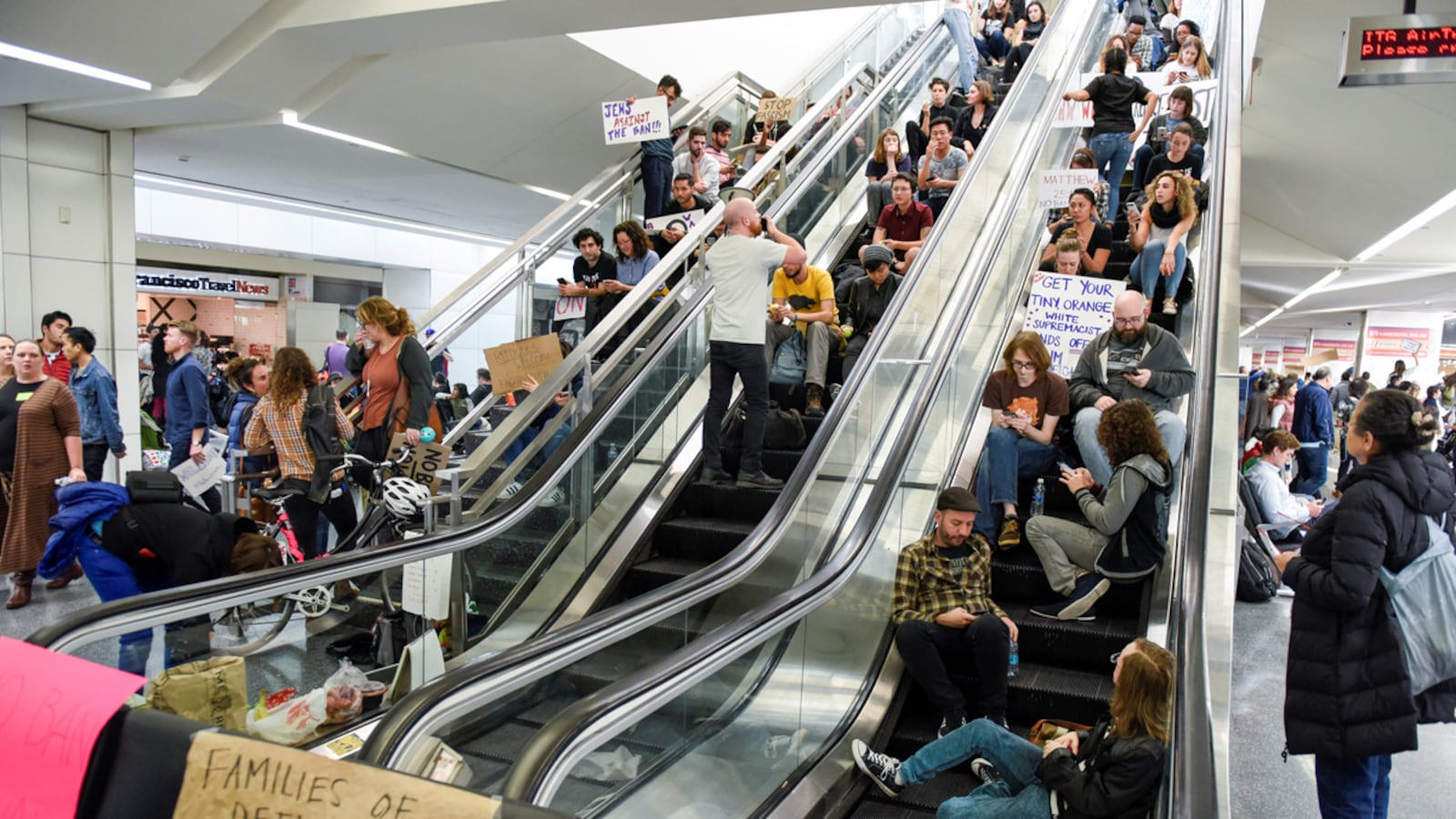 cheats/2017/02/04/state-department-reverses-revoked-travel-visas/170202-detainees-us-airports-cheat_yjaf9k