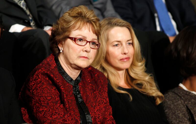 galleries/2012/01/24/president-obama-state-of-the-union-address-photos/sotu-buffet-secretary_b63unp