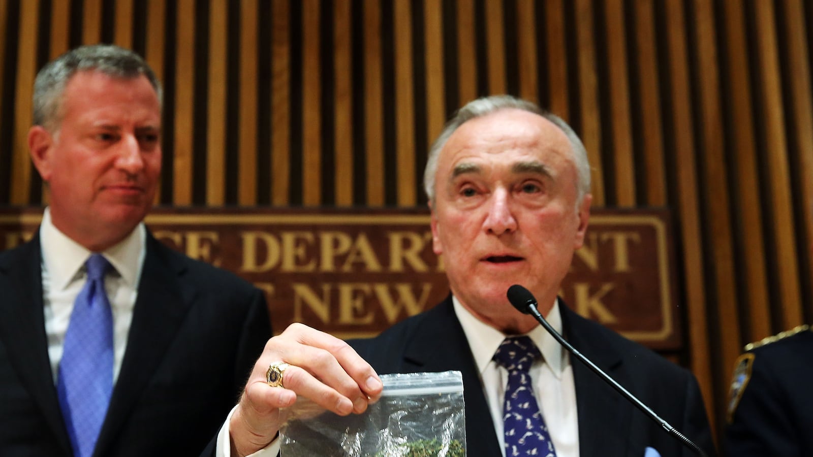 articles/2014/11/11/bill-bratton-scolds-giggling-audience-at-american-justice-summit/141110-grove-bratton-tease_rlvaf7