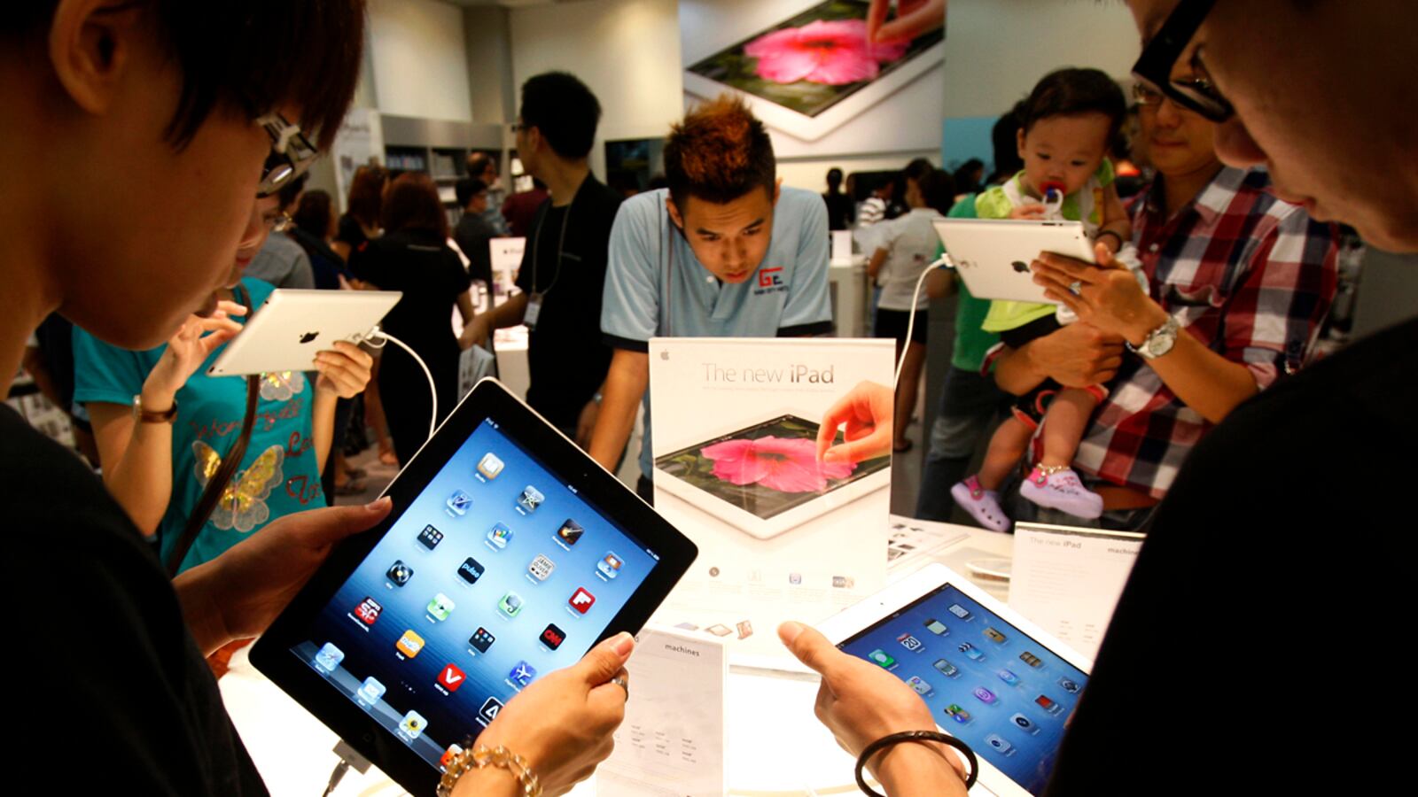 articles/2012/04/24/apple-posts-quarterly-revenues-outstripping-wall-street-s-expectations/apple-earnings-lyons_zux5rz