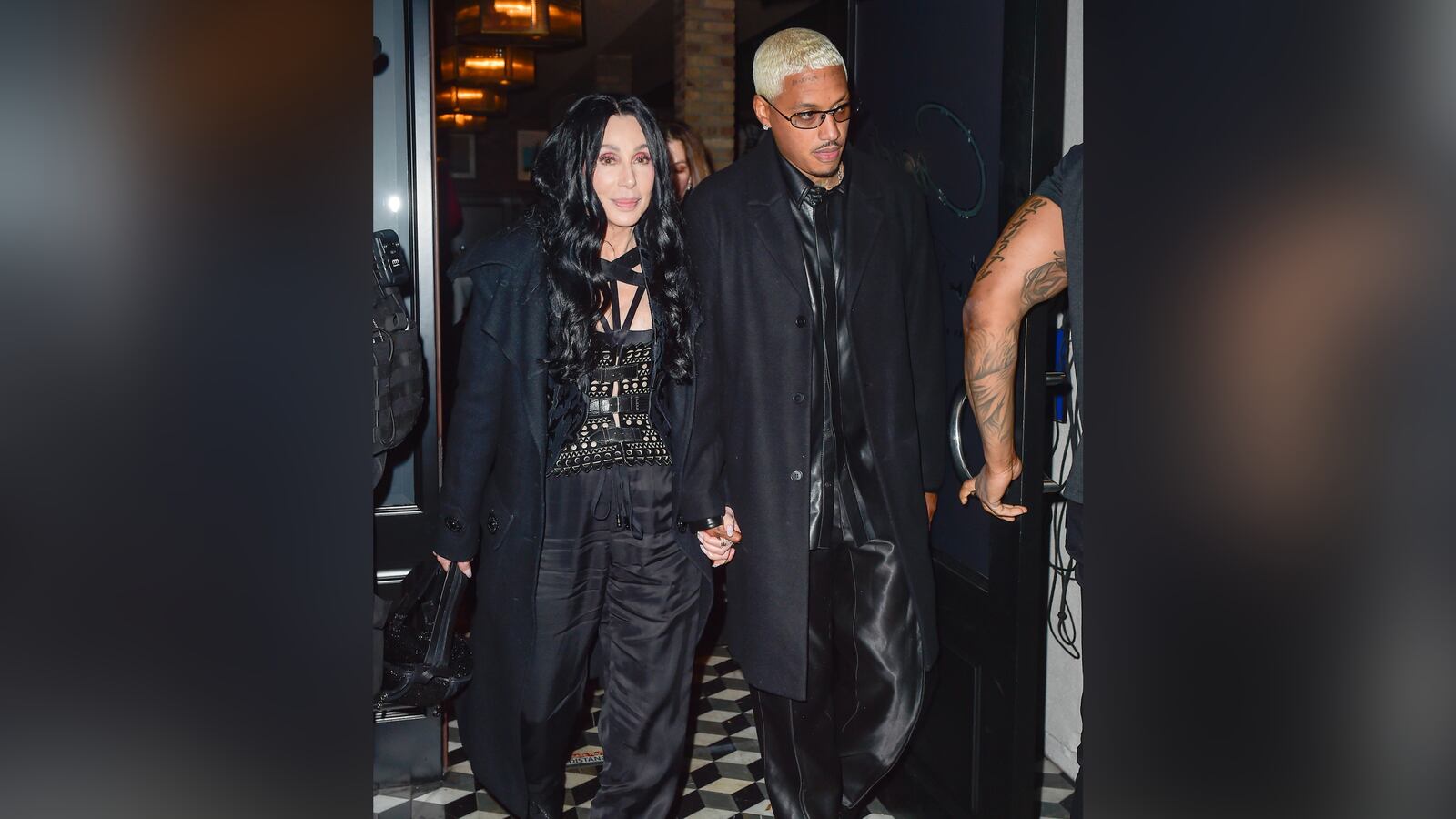 imgonline-com-ua-FrameBlurred-e0PWuqYKTau_ece3yy