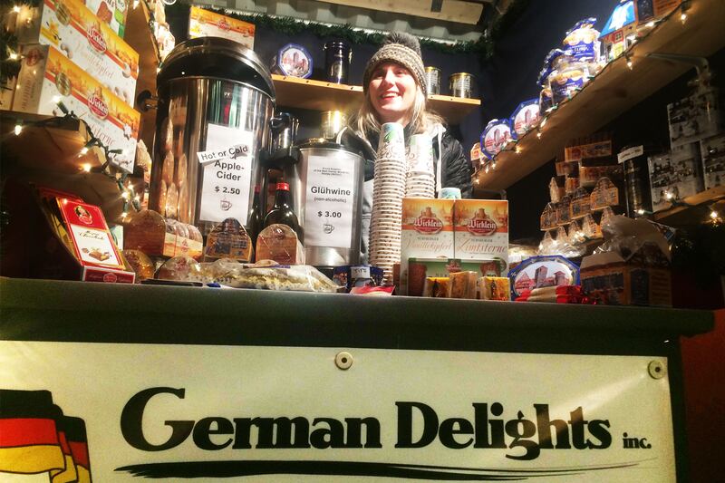 articles/2016/12/22/new-york-city-christmas-market-now-guarded-by-heavily-armed-and-armored-cops/161221-daly-terror-nyc-embed_xadivc