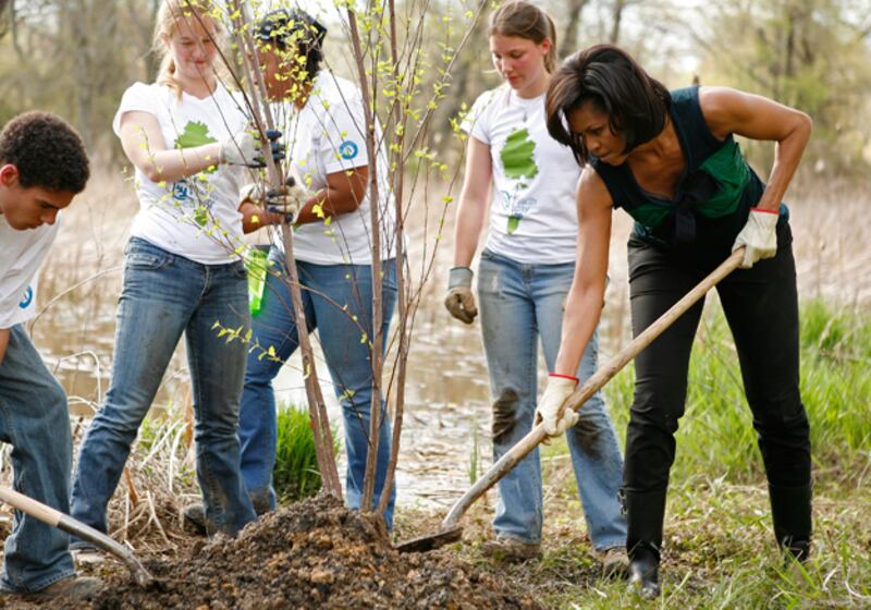 galleries/2009/04/29/michelle-s-first-100-days/michelle-obama-power-4_tdlveu