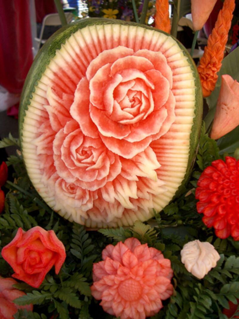 galleries/2012/07/08/9-amazing-watermelon-sculptures-photos/watermelon-carvings-9_sq4m2q