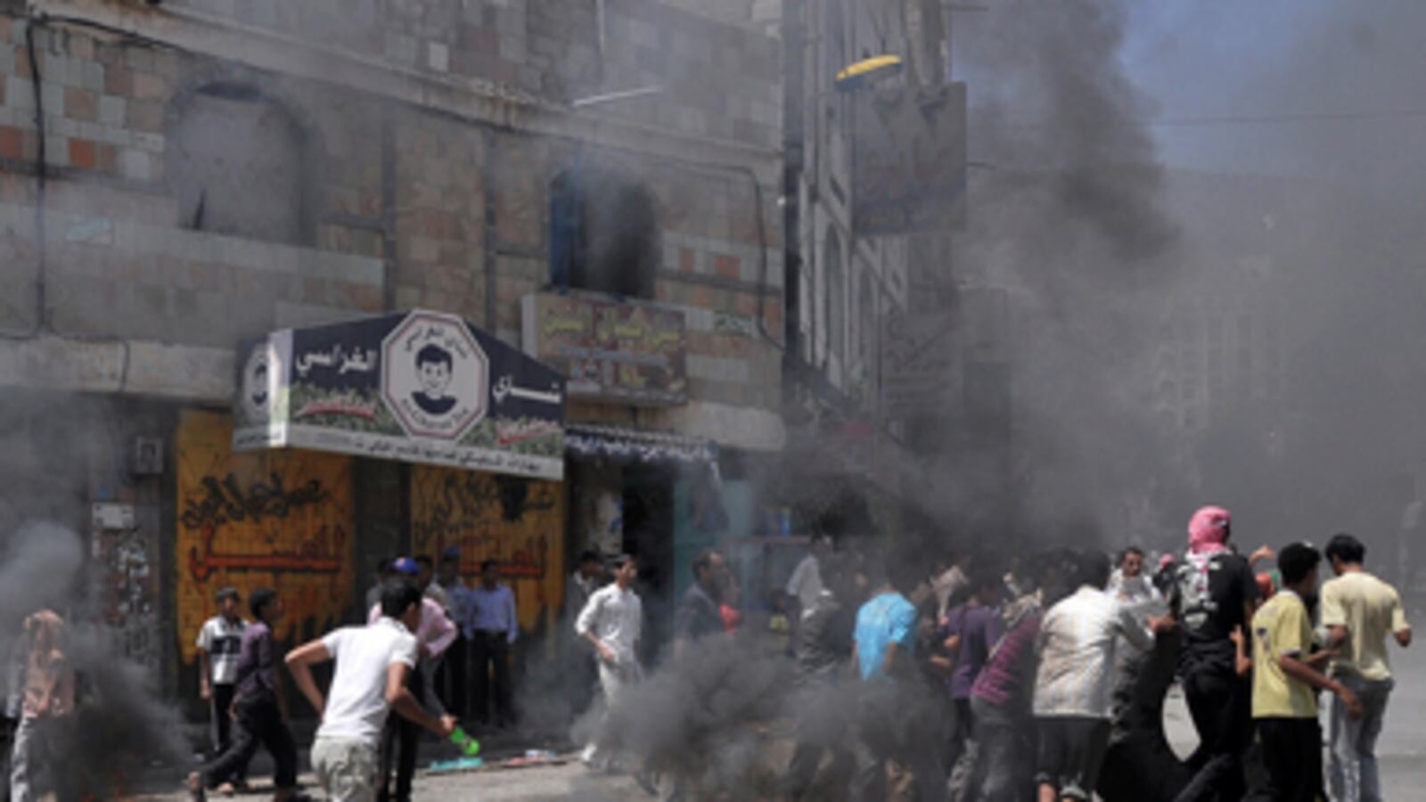 cheats/2011/06/01/yemen-street-battle-kill-41/yemen-street-clashes_osf5od