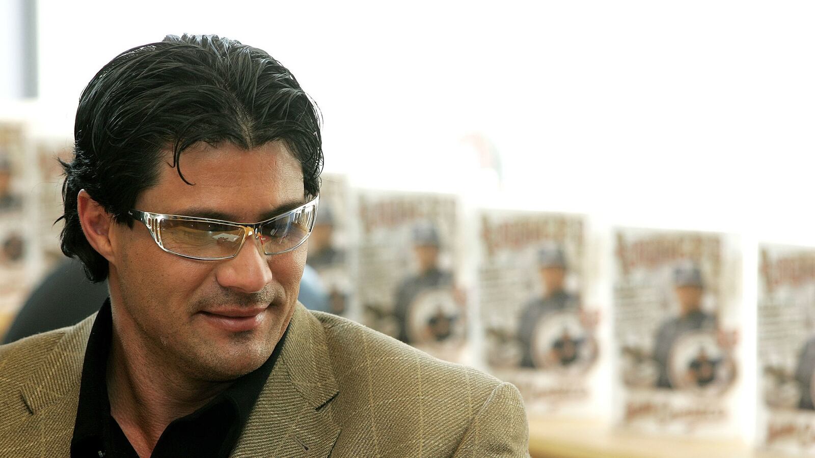 cheats/2014/10/28/jose-canseco-shoots-himself-in-the-hand/141028-jose-canseco-cheat_thhtkp