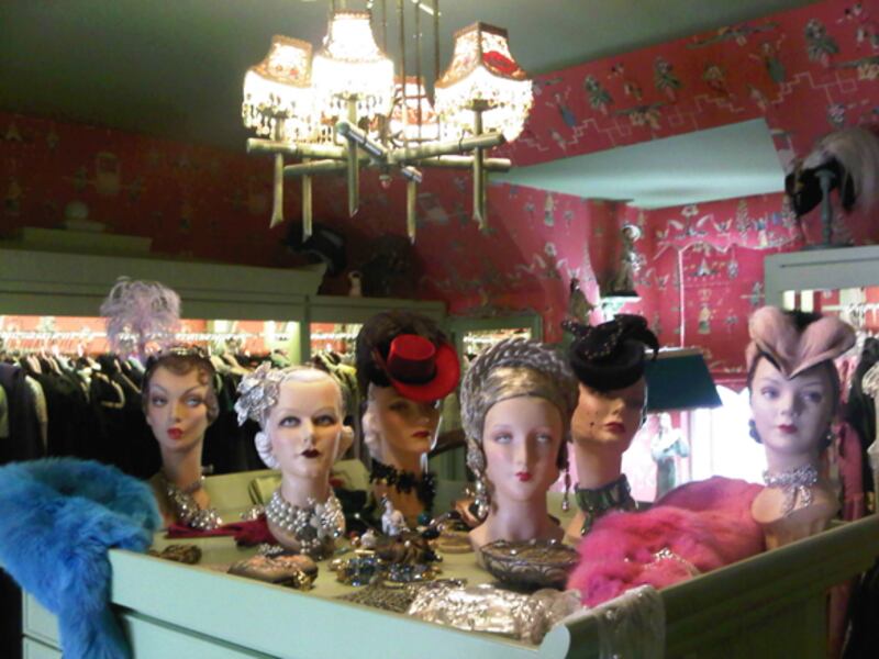 galleries/2010/11/11/celebrity-twit-pics/twitpi1111---von-teese_vm4u5u