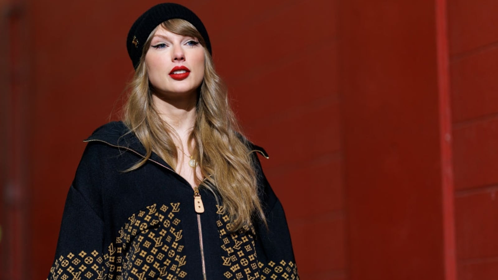 Taylor Swift arrives at Arrowhead stadium.