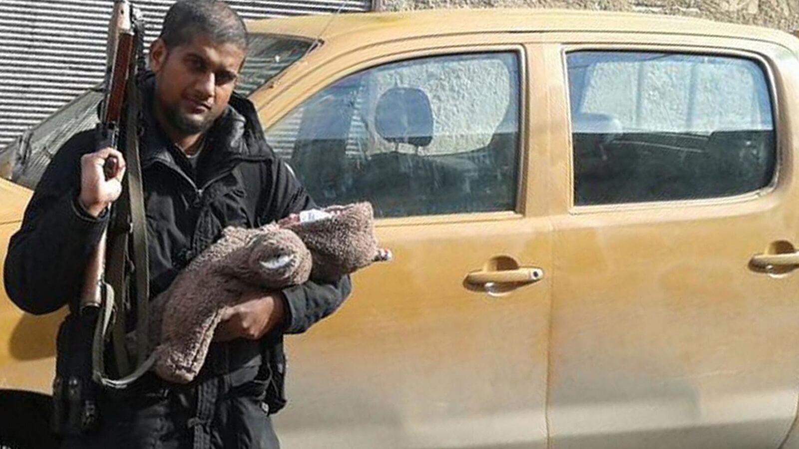 articles/2015/05/20/isis-guide-a-mix-of-travel-and-terror/150520-Allbritton-Siddhartha-Dhar-tease_nvrb98