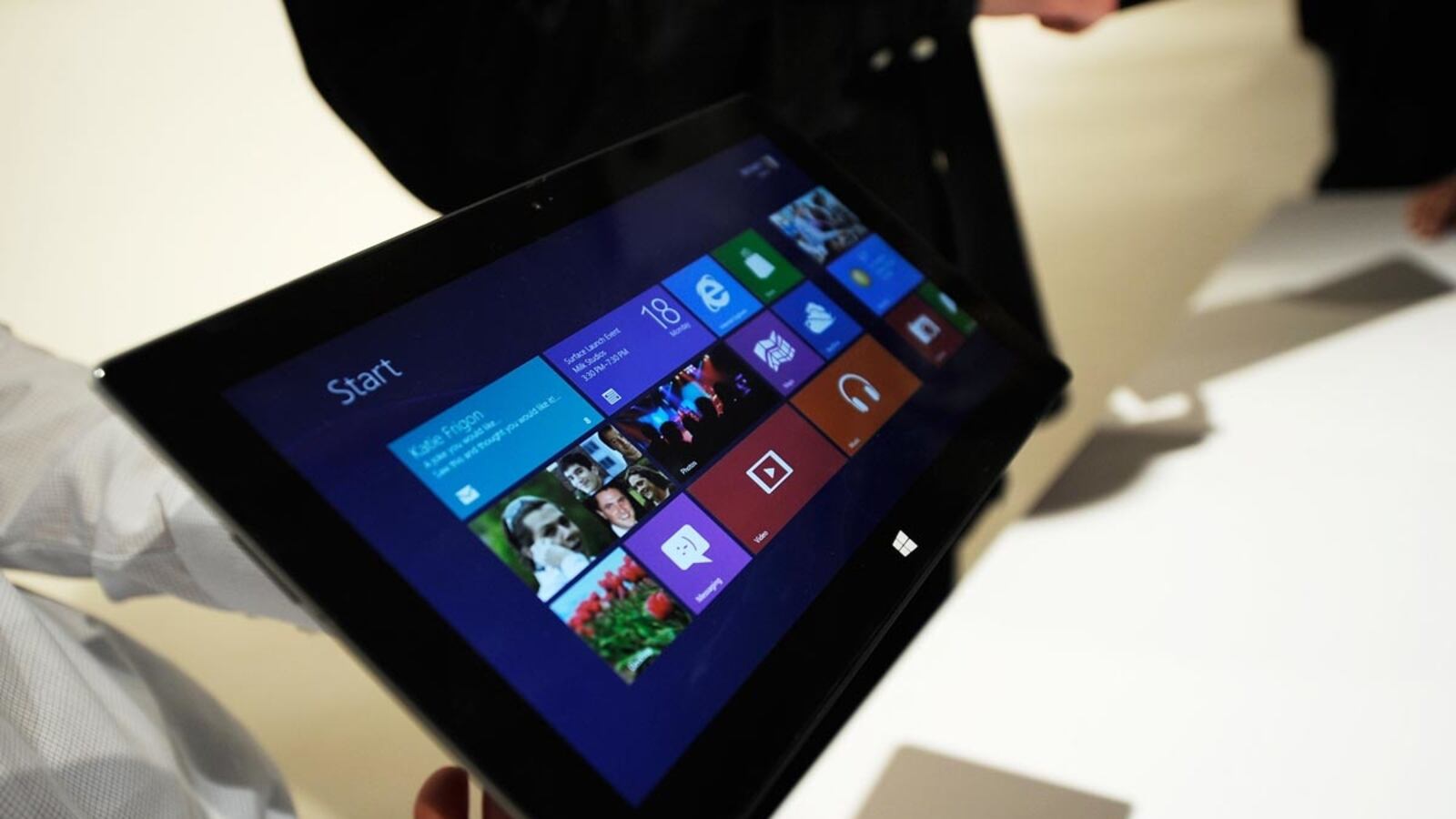 articles/2012/06/20/microsoft-s-tablet-revolution-surface-marks-end-of-the-pc-era/microsoft-tablet-surface-tease_uccqkn