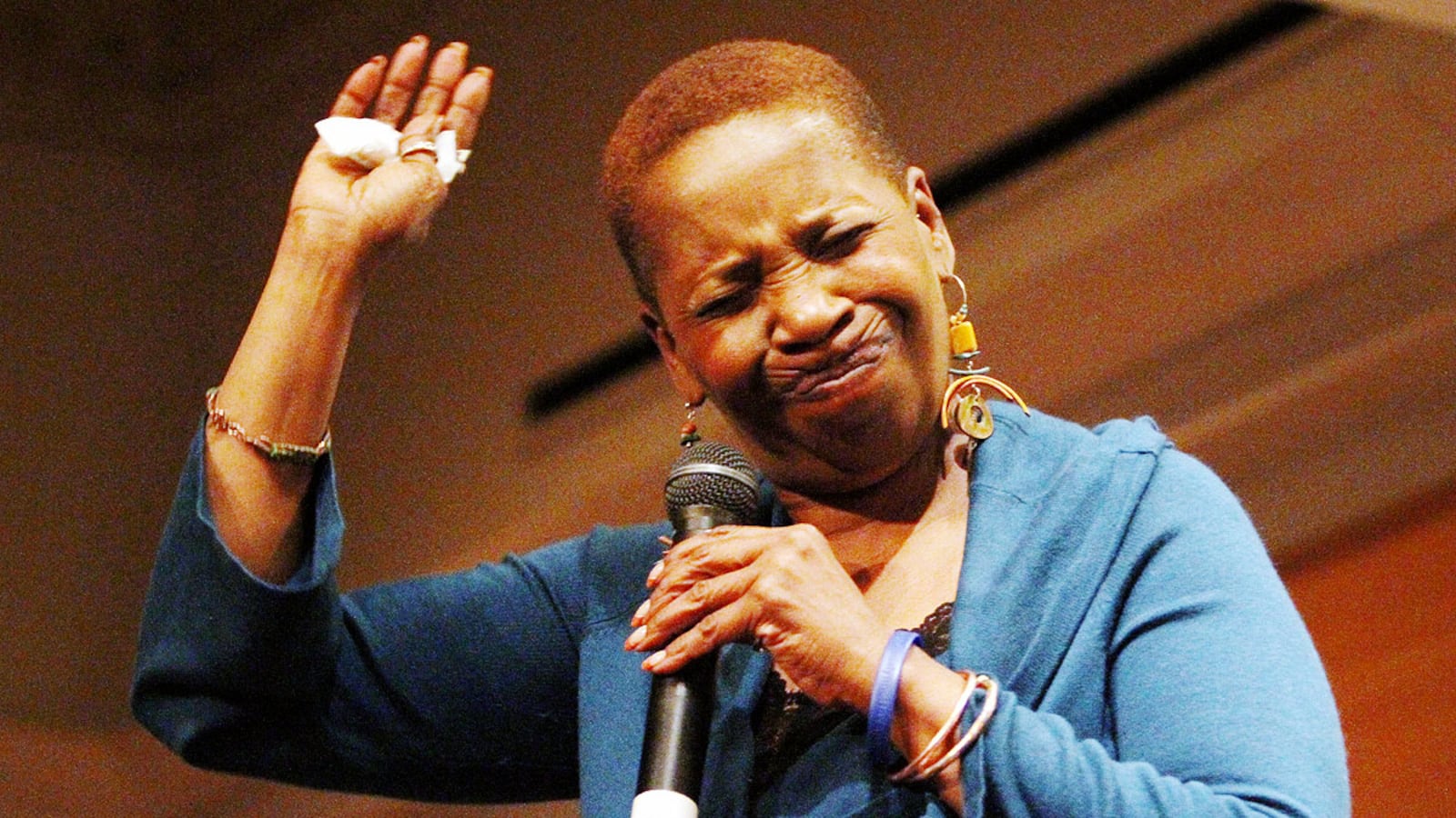 articles/2012/09/15/with-fix-my-life-iyanla-vanzant-opens-next-chapter-by-helping-others/Iyanla-Vanzant-oprah-cheat_o0wzkg