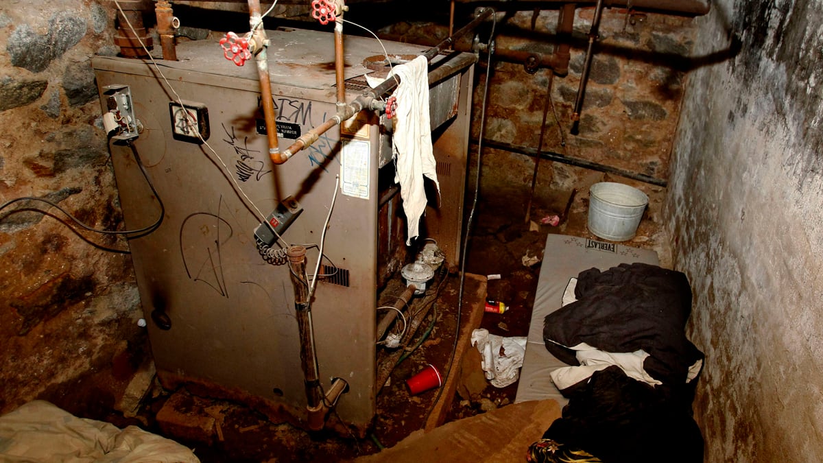 cheats/2011/10/18/dungeon-keeper-may-have-kept-dozens/philadelphia-basement-chained-people-cheat_bhvkzx