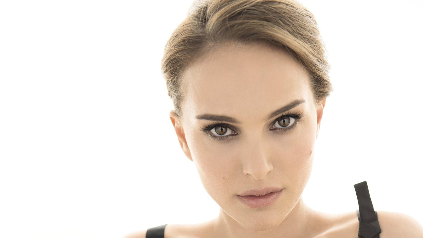 articles/2017/03/21/natalie-portman-talks-song-to-song-tupac-and-the-absurdity-of-the-trump-administration/170320-stern-natalie-portman-tease_k5gyen