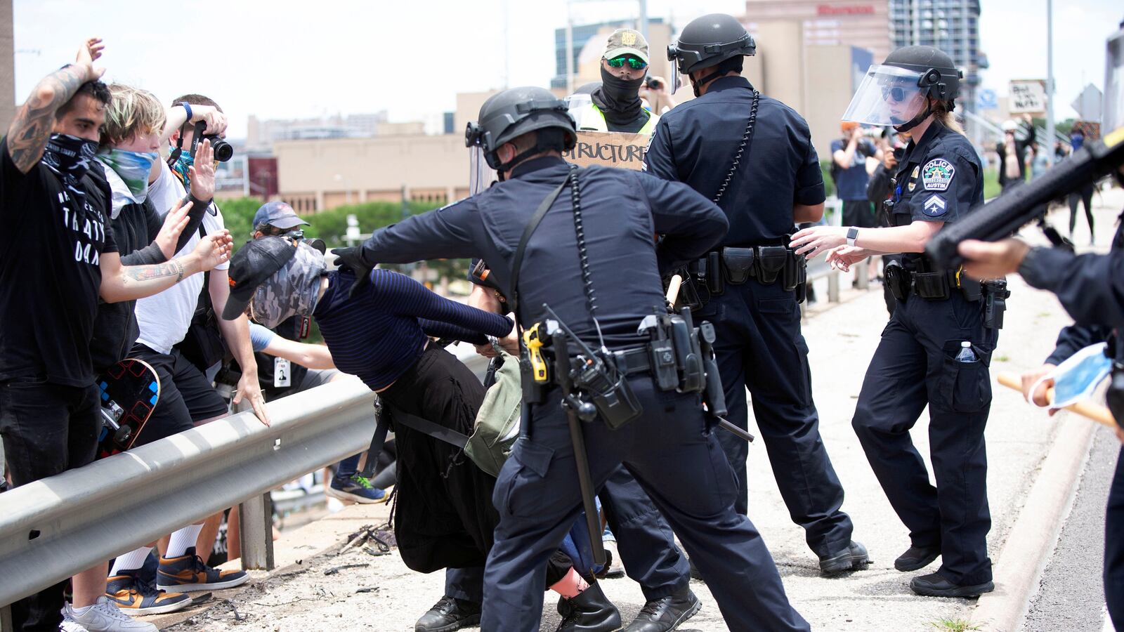 2020-05-30T000000Z_1225119565_RC2AZG93RU93_RTRMADP_3_MINNEAPOLIS-POLICE-PROTESTS-AUSTIN_w0654g