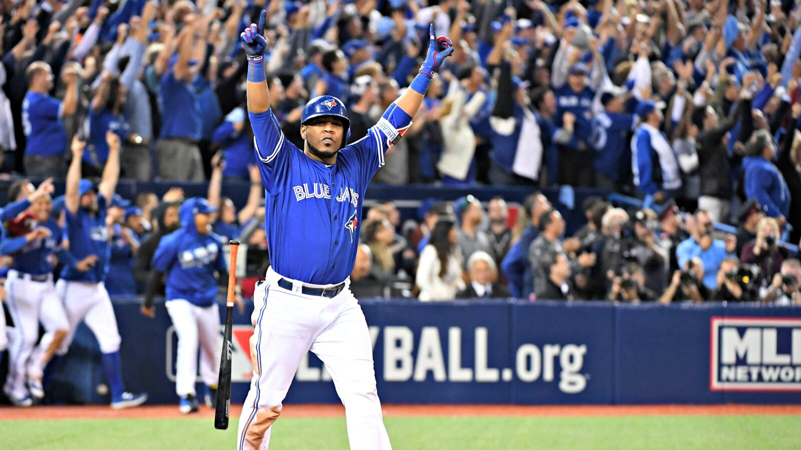 cheats/2016/10/04/blue-jays-win-nail-biter-wild-card-on-walk-off-home-run/161004-encarnacion-win-cheat_haxljn