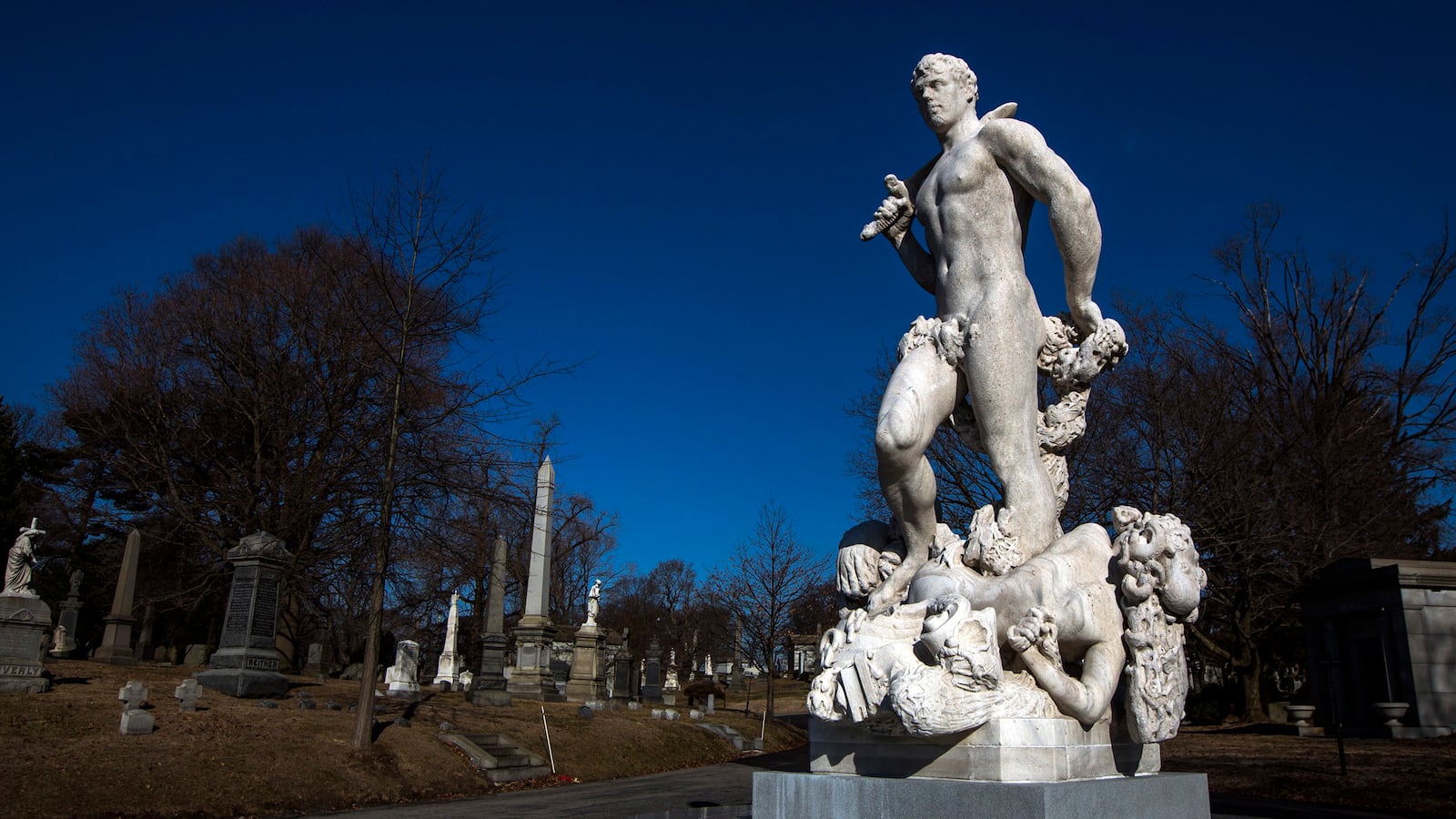 articles/2014/10/23/brooklyn-s-gangster-graveyard/141022-strochlic-greenwood-brooklyn-tease_zn7bdd