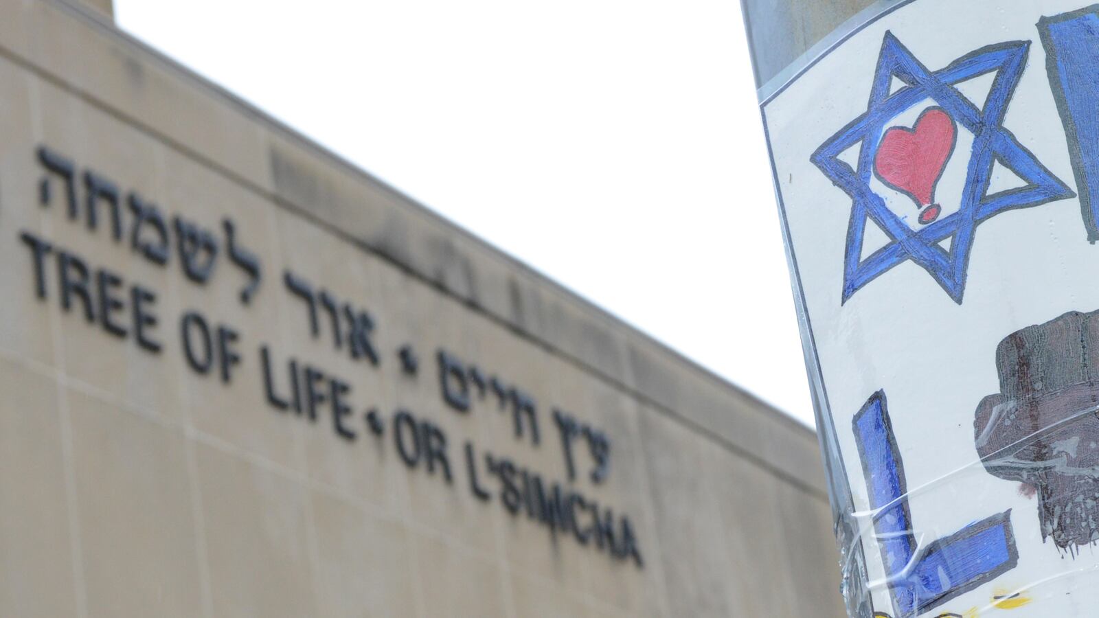 2018-11-03T164428Z_1741933830_RC1FC2AF5510_RTRMADP_3_PENNSYLVANIA-SHOOTING_cpl0v3