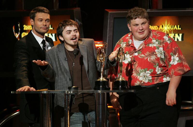 galleries/2010/02/02/american-idol-freaks/american-idol-freaks---kenneth-briggs-jonathan-jayne_eejbd2