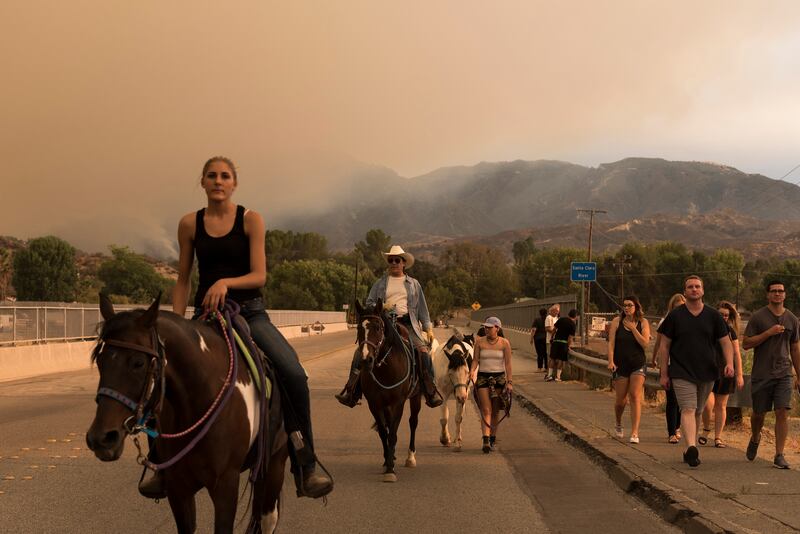 galleries/2016/07/25/gigantic-wildfire-rages-near-los-angeles-photos/160724-california-wildfire-photo-3_hxuskf