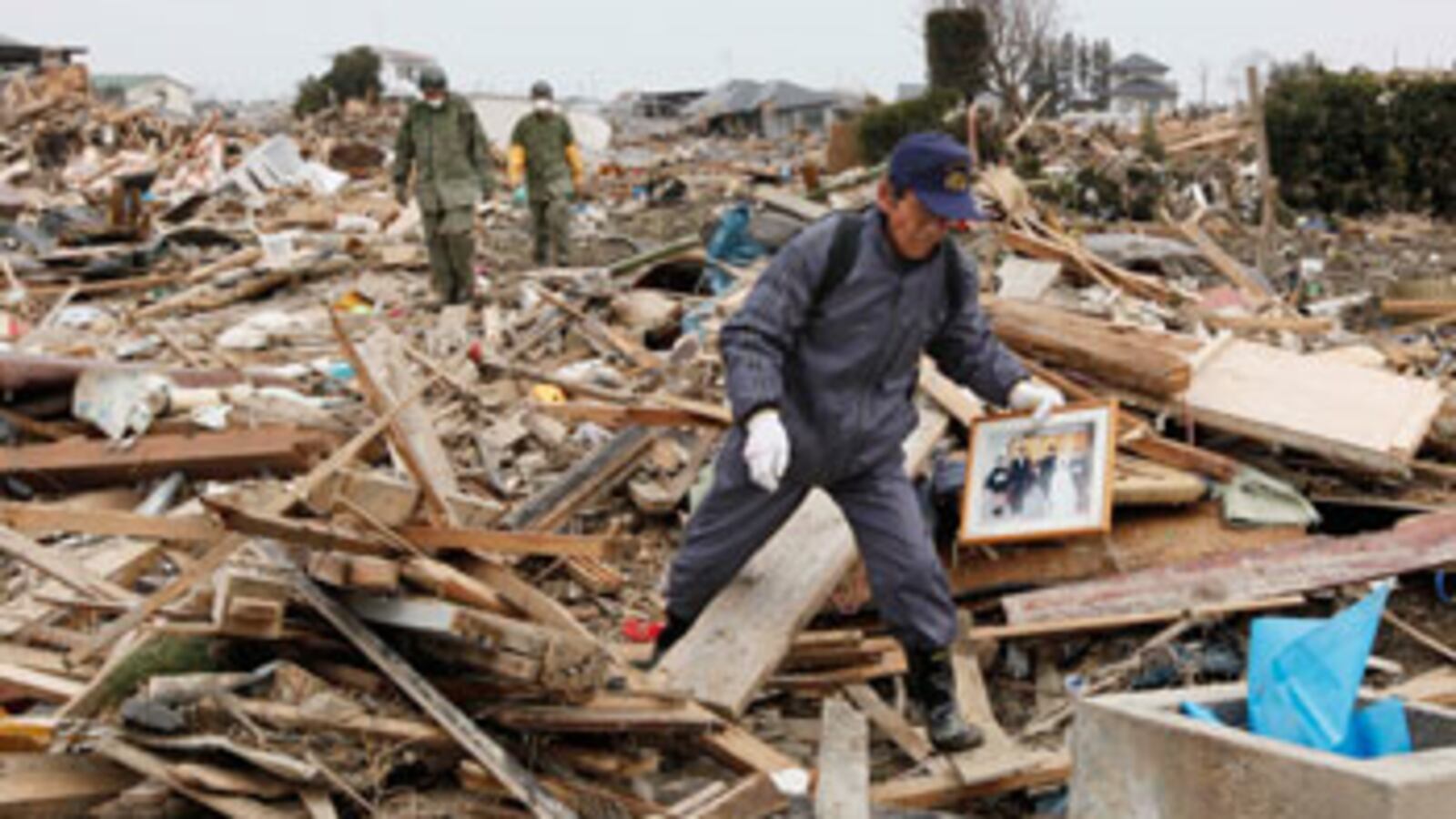 cheats/2011/04/13/japan-debris-to-reach-us/japan-rescue_zyr1pg