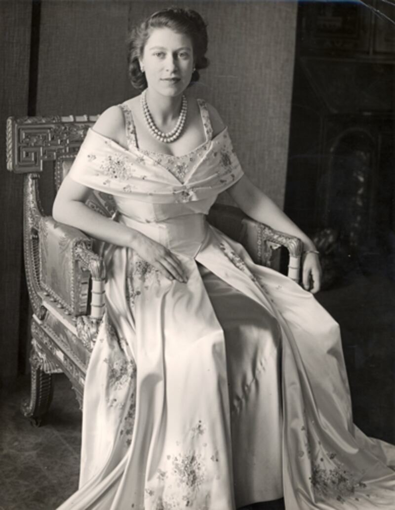 articles/2012/03/23/unseen-photos-of-queen-and-family-from-march-1952/queen-elizabeth-portrait-royalist-sykes_pdb2eq