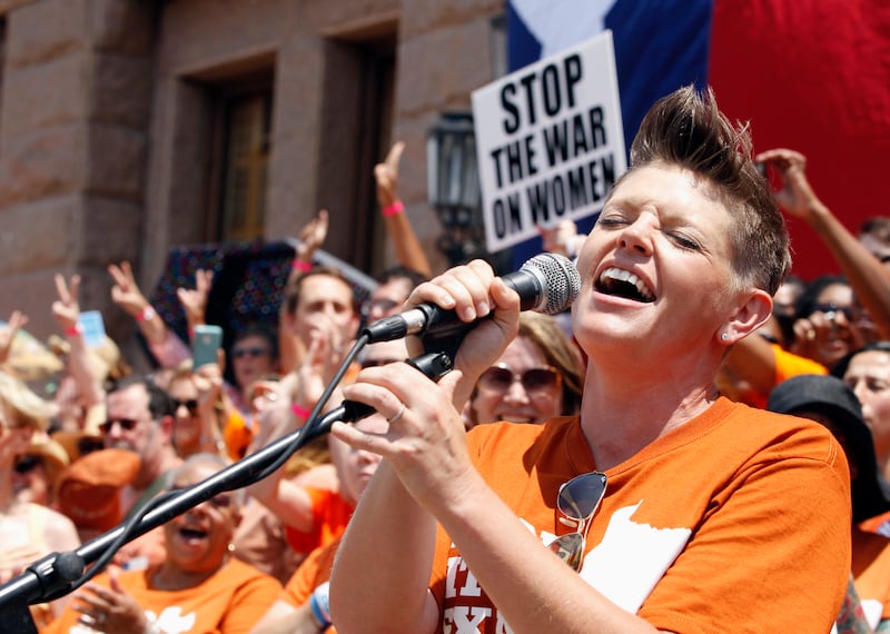 Singer Natalie Maines performs at a protest before the start of a special session of the Legislature in Austin, Texas July 1, 2013. When the Texas Legislature convenes on Monday for a second special session, the Republican majority will seek to do what it couldn't pull off in the first, when Democrat Wendy Davis stalled the measure for hours: Pass sweeping abortion restrictions.  REUTERS/Mike Stone (UNITED STATES - Tags: POLITICS SOCIETY HEALTH CIVIL UNREST ENTERTAINMENT)