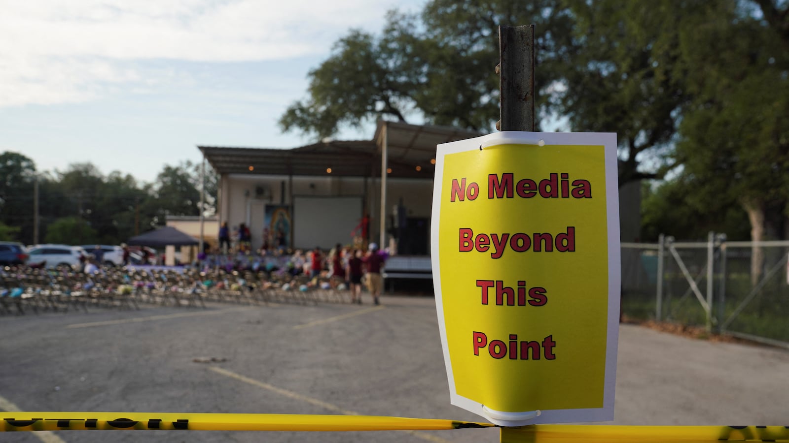 2022-05-29T034957Z_1692246899_RC2OGU9H4XU6_RTRMADP_3_TEXAS-SHOOTING_azdjwk