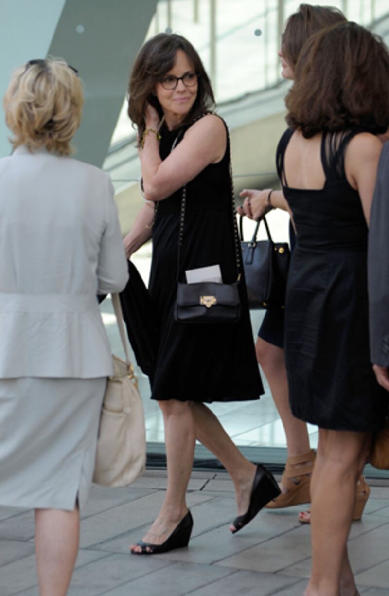 galleries/2012/07/09/guests-at-nora-ephron-s-memorial-matthew-broderick-steve-martin-and-more-photos/nora-ephron-memorial-guests-sally-field_s8aacm