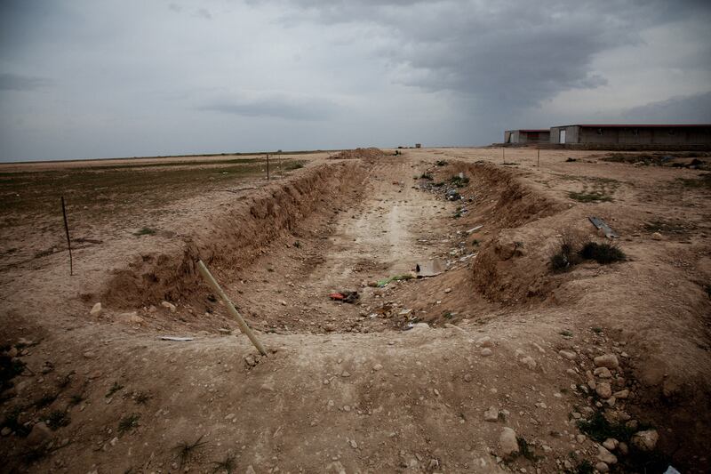 galleries/2015/03/19/uncovering-isis-s-mass-graves/150318-sayman-graves1_jbfxtu
