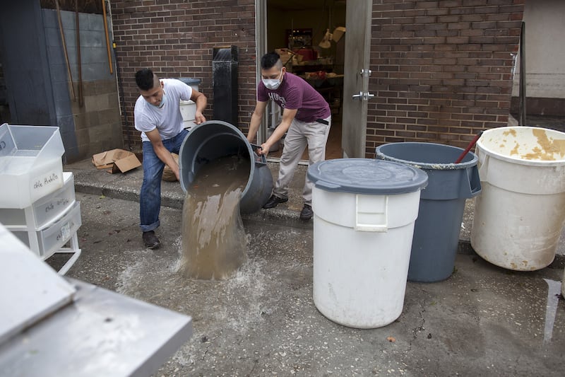 galleries/2015/10/05/south-carolina-battles-devastating-flooding-photos/151006-sc-flooding-11_cwnpy7