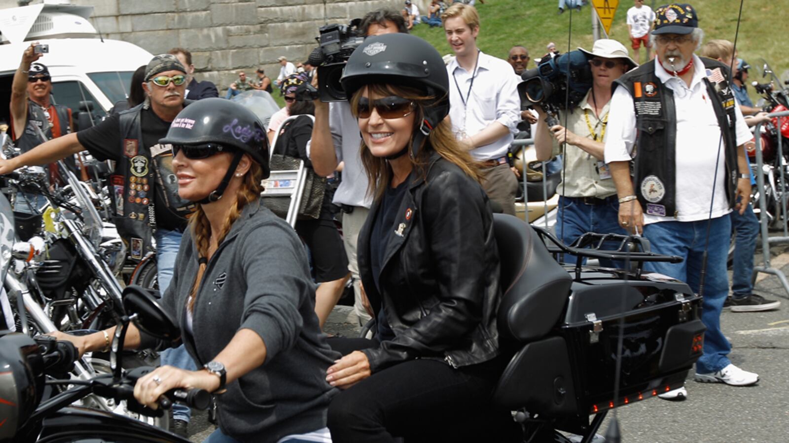 cheats/2011/06/22/palin-bus-tour-not-canceled/img-mg---politicians-on-bikes---sarah-palin_120045308122_j4ljr9